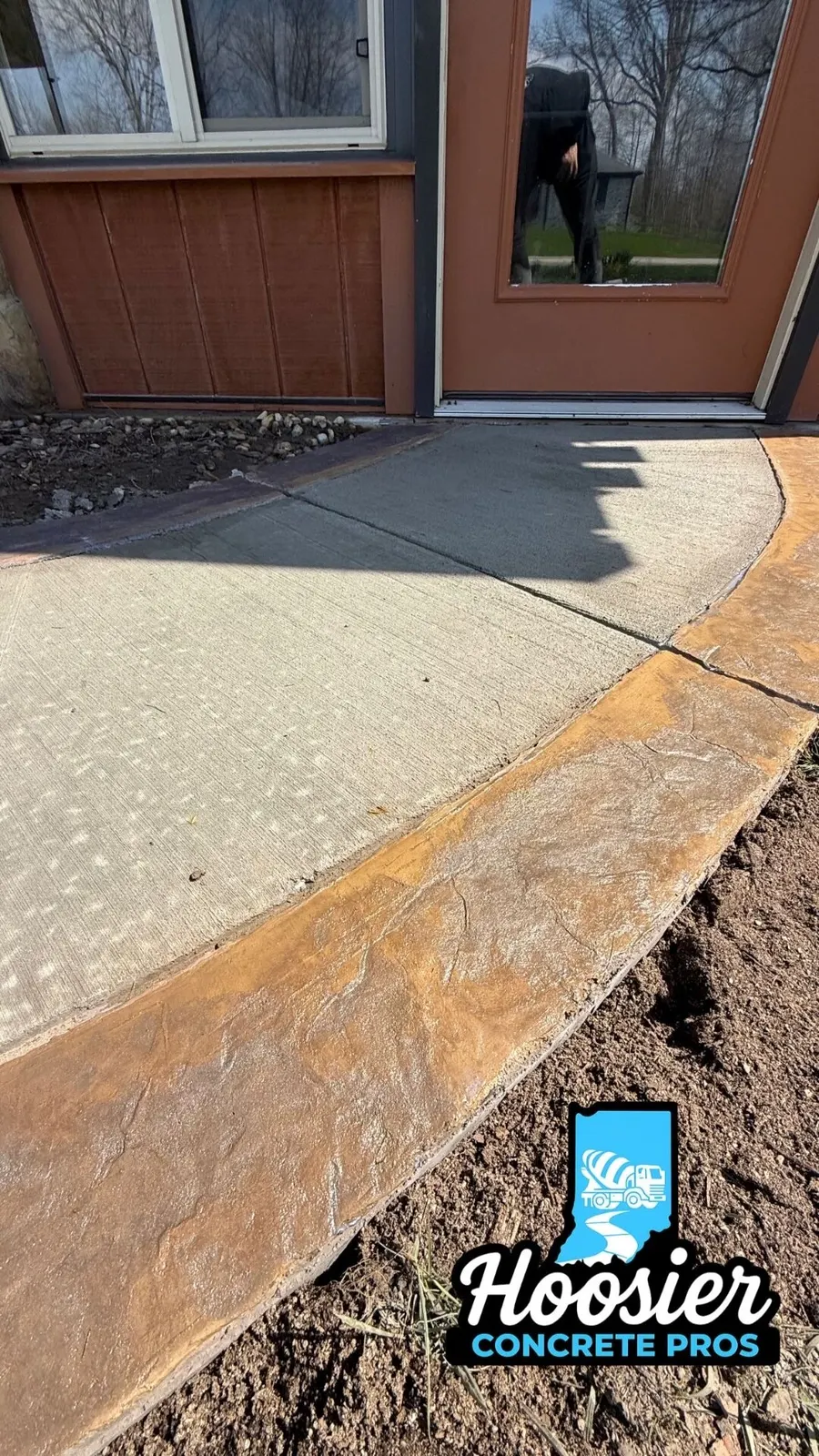 Decorative concrete walkway with stamped border